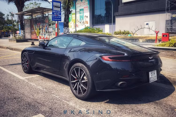 Loại động cơ V8 mà chiếc Aston Martin DB11 này được trang bị hiện cũng xuất hiện trên nhiều mẫu xe khác của Mercedes-AMG như C63, E63, S63 hay "người anh em" Aston Martin V8 Vantage thế hệ mới nhất.Việc nhập khẩu phiên bản động cơ V8, dung tích 4,0 lít cũng nhằm mục đích hưởng mức giá bán tốt hơn nhờ luật thuế TTĐB mới.