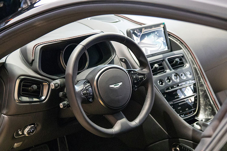 Bên trong , màn hình TFT LCD 12 inch của xe với đầy đủ màu sắc trang bị trên cụm đồng hồ, trong khi màn hình 8 inch thứ hai được đặt ở vị trí trung tâm và kết nối với hệ thống giải trí COMAND, một ví dụ điển hình cho mối quan hệ hợp tác giữa Mercedes-AMG và Aston Martin. 