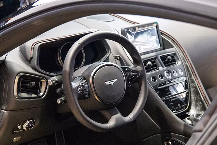 Bên trong , màn hình TFT LCD 12 inch của xe với đầy đủ màu sắc trang bị trên cụm đồng hồ, trong khi màn hình 8 inch thứ hai được đặt ở vị trí trung tâm và kết nối với hệ thống giải trí COMAND, một ví dụ điển hình cho mối quan hệ hợp tác giữa Mercedes-AMG và Aston Martin. 