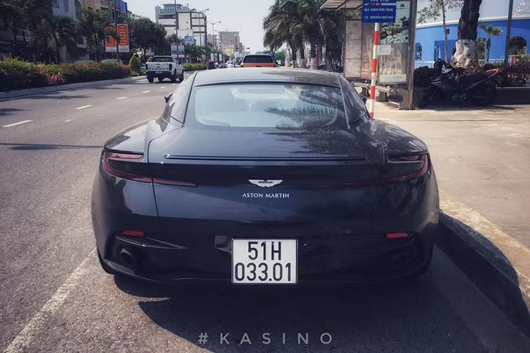 Bộ khung từ nhôm của DB11 V8 được hãng siêu xe Aston Martin thiết kế nhẹ và cứng hơn đáng kể so với nền tảng cấu trúc hiện nay của "đàn anh" DB9. Cụm đèn chiếu sáng với công nghệ Full-Led hiện đại được cách điệu gọn gàng. 