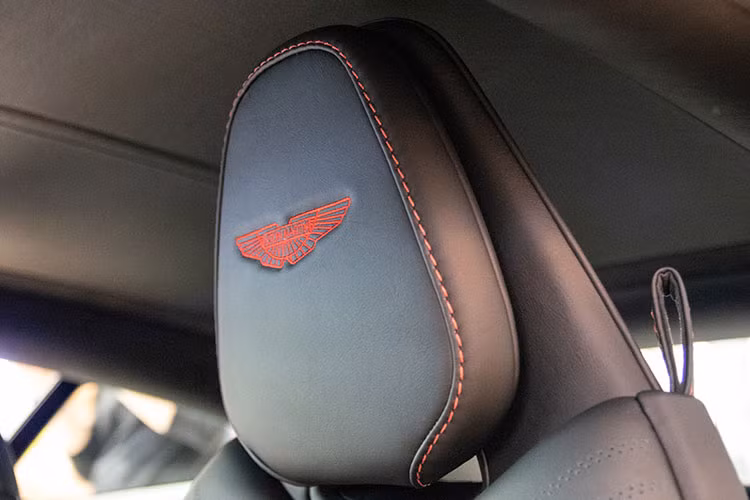 Ngoài ra, việc phân bổ trọng lượng của phiên bản V8 là 49/51 (trước/sau) so với 51/49 (trước/sau) trên phiên bản V12. Aston Martin DB11 V8 có thể tăng tốc từ 0-100 km/h trong 4 giây và tốc độ tối đa là 301 km/h, tức tăng tốc chậm hơn 0,1 giây và tốc độ tối đa thấp hơn 21 km/h so với phiên bản động cơ V12.