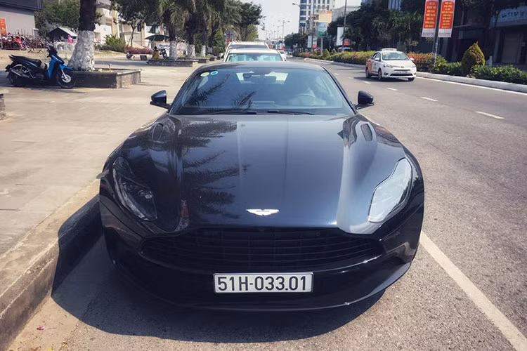 Aston Martin DB11 V8 mới sở hữu ngoại thất tối màu cực kỳ cuốn hút. Xe vẫn duy trì ngôn ngữ thiết kế truyền thống của hãng siêu xe Anh Quốc và kế thừa nhiều nét thiết kế từ mẫu DB10 trước đó như lưới tản nhiệt thanh ngang có kích thước lớn, cụm đèn pha sắc sảo, khung sườn kết cấu nhôm giúp xe nhẹ hơn và mạnh hơn.