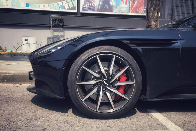 Thân xe Aston Martin DB11 V8 thiết kế dạng khí động học mạnh mẽ, kết hợp với các khe tản gió ở đầu xe, hốc bánh xe hay cánh hướng gió "ảo" phía sau giúp chiếc xe tăng khả năng bám đường ở tốc độ cao.