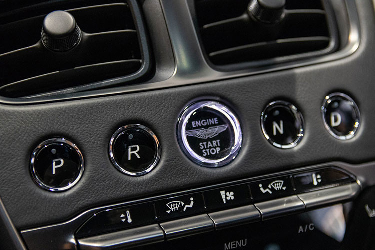 Bên trong , màn hình TFT LCD 12 inch ủa xe với đầy đủ màu sắc trang bị trên cụm đồng hồ, trong khi màn hình 8 inch thứ hai được đặt ở vị trí trung tâm và kết nối với hệ thống giải trí COMAND, một ví dụ điển hình cho mối quan hệ hợp tác giữa Mercedes-AMG và Aston Martin.