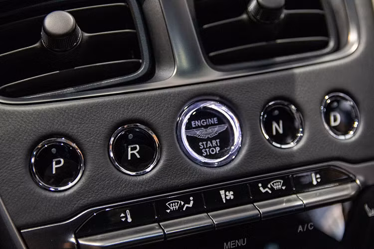 Bên trong , màn hình TFT LCD 12 inch ủa xe với đầy đủ màu sắc trang bị trên cụm đồng hồ, trong khi màn hình 8 inch thứ hai được đặt ở vị trí trung tâm và kết nối với hệ thống giải trí COMAND, một ví dụ điển hình cho mối quan hệ hợp tác giữa Mercedes-AMG và Aston Martin.