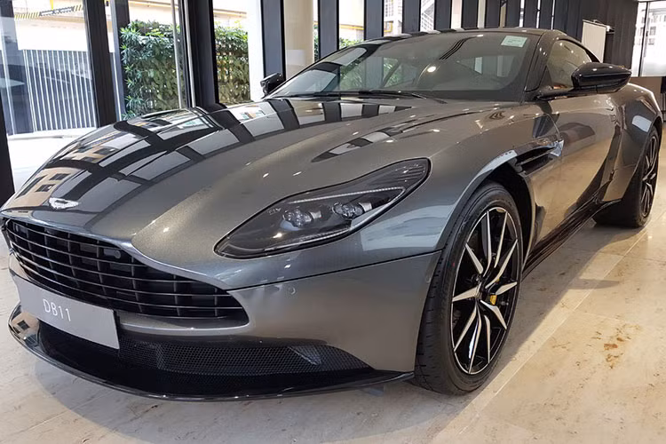 Mức giá bán Aston Martin DB11 V8 chính hãng là 15,868 tỷ đồng. Hiện tại, những người yêu xe miền Trung còn sở hữu thêm 1 chiếc siêu xe Aston Martin DB11 V8 khác mang màu sơn cam Cosmos, đây cũng chính là chiếc Aston Martin DB11 V8 thứ 4 cập bến tại Việt Nam