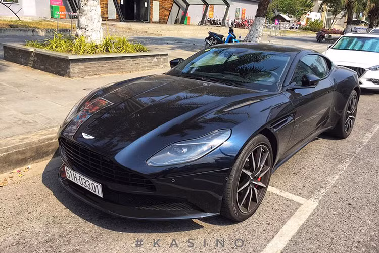 Mới đây, chiếc siêu xe Aston Martin DB11 V8 của người yêu xe tại Đà Nẵng đã chính thức lộ diện khi xuất hiện trên đường phố. Được biết, đây là chiếc siêu xe Aston Martin DB11 V8 được phân phối chính hãng tại showroom ở TP HCM mà đại gia Đà Nẵng đã từng đặt mua. 