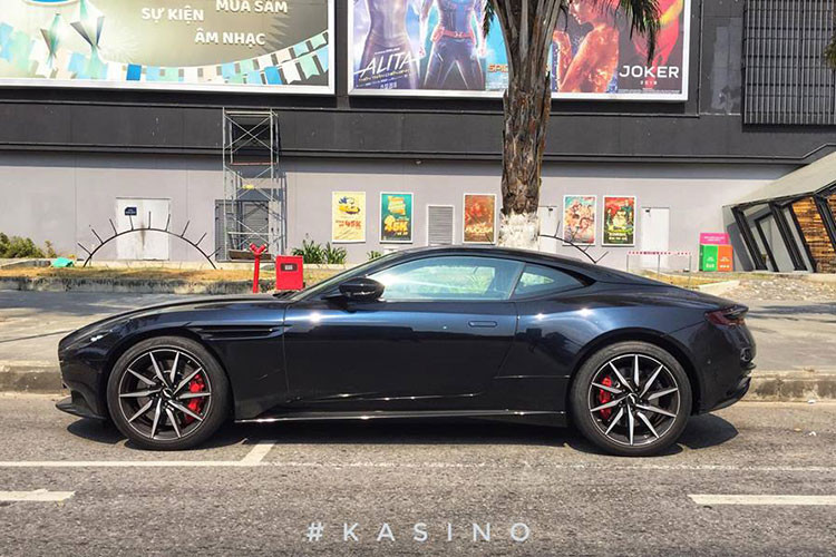 Chiếc siêu xe Aston Martin DB11 V8 xuất hiện trên đường phố Đà Nẵng vào những ngày cuối tuần vừa qua có màu sơn đen Ultramarine Black, đây cũng là 1 trong 2 chiếc siêu xe có mặt tại buổi khai trương đại lý Aston Martin chính hãng đầu tiên tại Việt Nam.