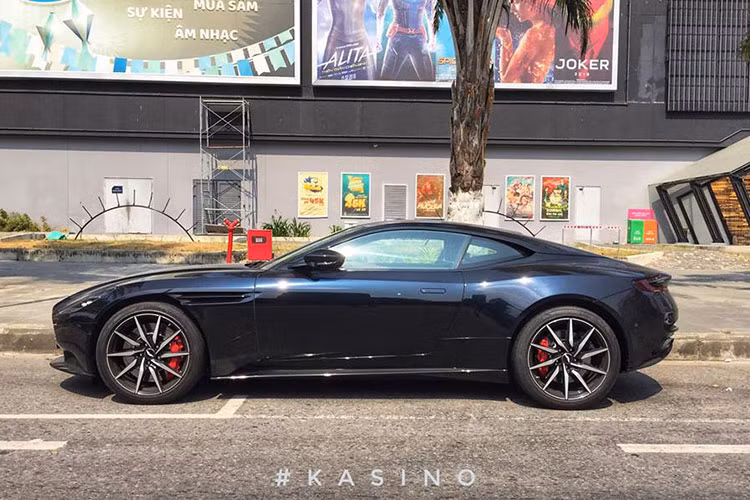 Chiếc siêu xe Aston Martin DB11 V8 xuất hiện trên đường phố Đà Nẵng vào những ngày cuối tuần vừa qua có màu sơn đen Ultramarine Black, đây cũng là 1 trong 2 chiếc siêu xe có mặt tại buổi khai trương đại lý Aston Martin chính hãng đầu tiên tại Việt Nam.