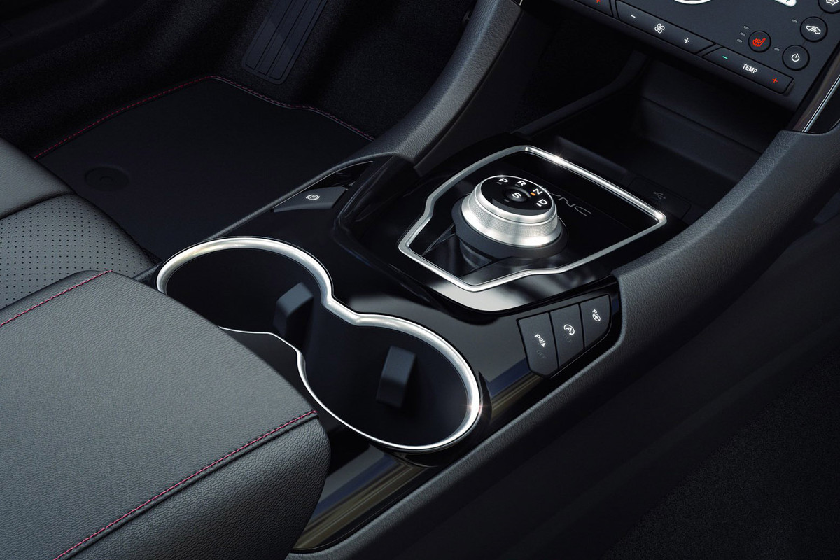 Bên cạnh đó, hãng Ford cũng khẳng định đã nâng cấp cụm điều khiển trung tâm của Mondeo 2020 để "mang đến cảm giác cao cấp hơn". Bên trong ngăn chứa đồ ở cụm điều khiển trung tâm có thêm cổng USB mới. Nằm bên dưới nắp capô của Ford Mondeo 2020 tại thị trường châu Âu là động cơ diesel EcoBlue 4 xi-lanh, dung tích 2.0 lít mới với 3 mức sức mạnh, bao gồm 118 mã lực, 148 mã lực và 187 mã lực.