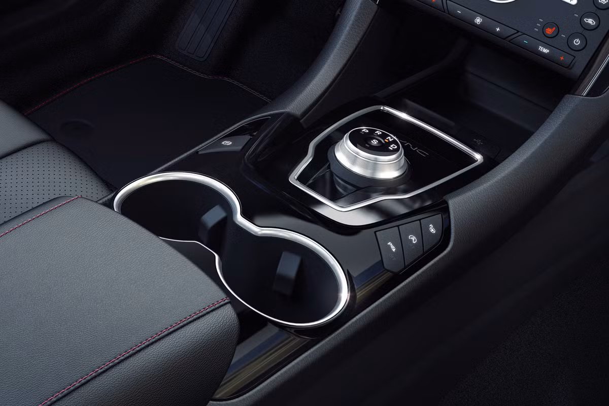 Bên cạnh đó, hãng Ford cũng khẳng định đã nâng cấp cụm điều khiển trung tâm của Mondeo 2020 để "mang đến cảm giác cao cấp hơn". Bên trong ngăn chứa đồ ở cụm điều khiển trung tâm có thêm cổng USB mới. Nằm bên dưới nắp capô của Ford Mondeo 2020 tại thị trường châu Âu là động cơ diesel EcoBlue 4 xi-lanh, dung tích 2.0 lít mới với 3 mức sức mạnh, bao gồm 118 mã lực, 148 mã lực và 187 mã lực.