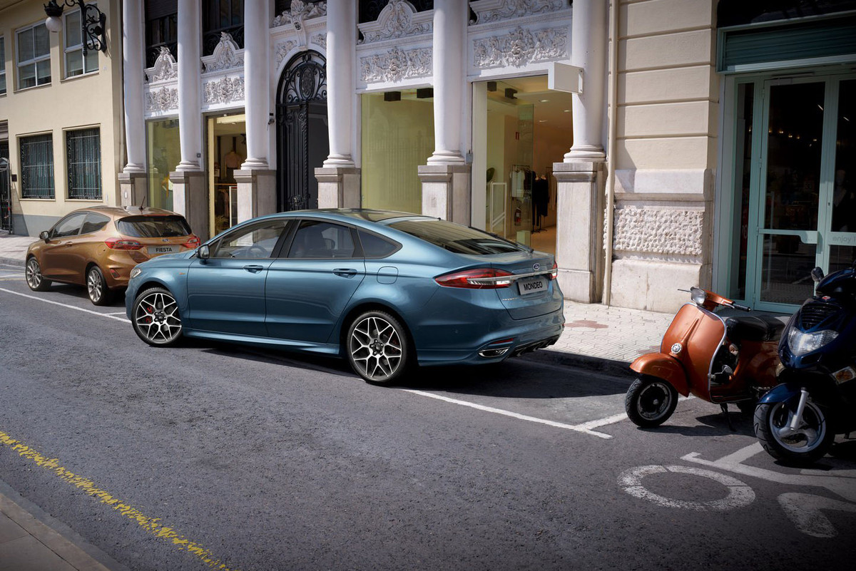 Hãng Ford làm mới mẫu xe cỡ trung này bằng lưới tản nhiệt hình lục giác với những thanh mạ crôm nằm ngang bên trong ở bản Titanium. Trong khi đó, Ford Mondeo ST-Line 2020 được trang bị lưới tản nhiệt màu đen. Riêng bản Vignale cao cấp đi kèm mắt lưới tản nhiệt chữ V lượn sóng cách điệu. Bao quanh lưới tản nhiệt là cụm đèn pha có hình dáng không thay đổi so với trước. 