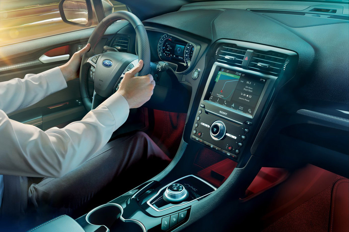 Tương tự ngoại thất, nội thất của Ford Mondeo 2020 cũng chỉ được nâng cấp ở một số chi tiết như núm xoay chuyển số phục vụ hộp số tự động 8 cấp. Những thay đổi còn lại của nội thất bao gồm chất liệu nỉ bọc ghế, tay nắm cửa bên trong và các chi tiết ốp trang trí dành riêng cho bản Titanium, ST-Line cũng như Vignale.