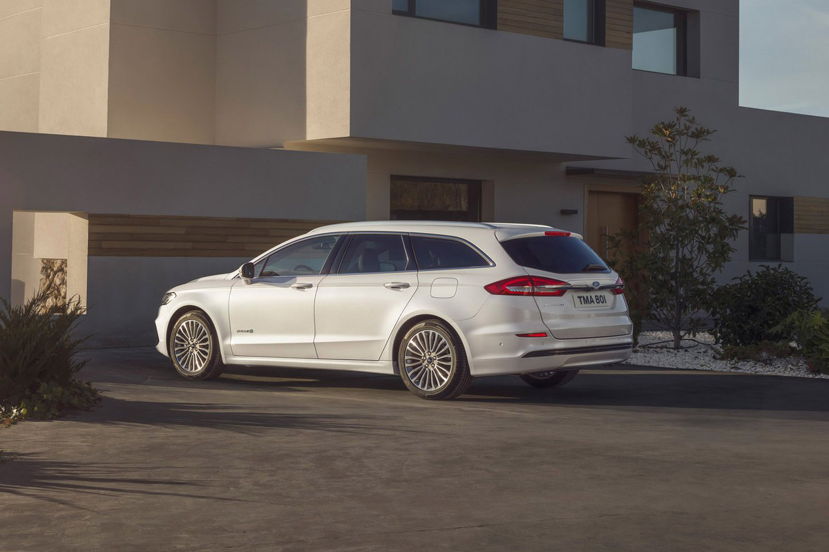 Riêng Ford Mondeo Wagon Hybrid 2020 mới dùng hệ thống hybrid kết hợp giữa máy xăng Atkinson Cycle 4 xi-lanh, dung tích 2.0 lít, mô-tơ điện và cụm pin lithium-ion 1,4 kWh. Hệ thống này tạo ra công suất tổng cộng 184 mã lực và đồng hành cùng hộp số tự động giả lập CVT. Xe cũng chỉ tiêu thụ lượng xăng trung bình 4,4 lít/100 km.