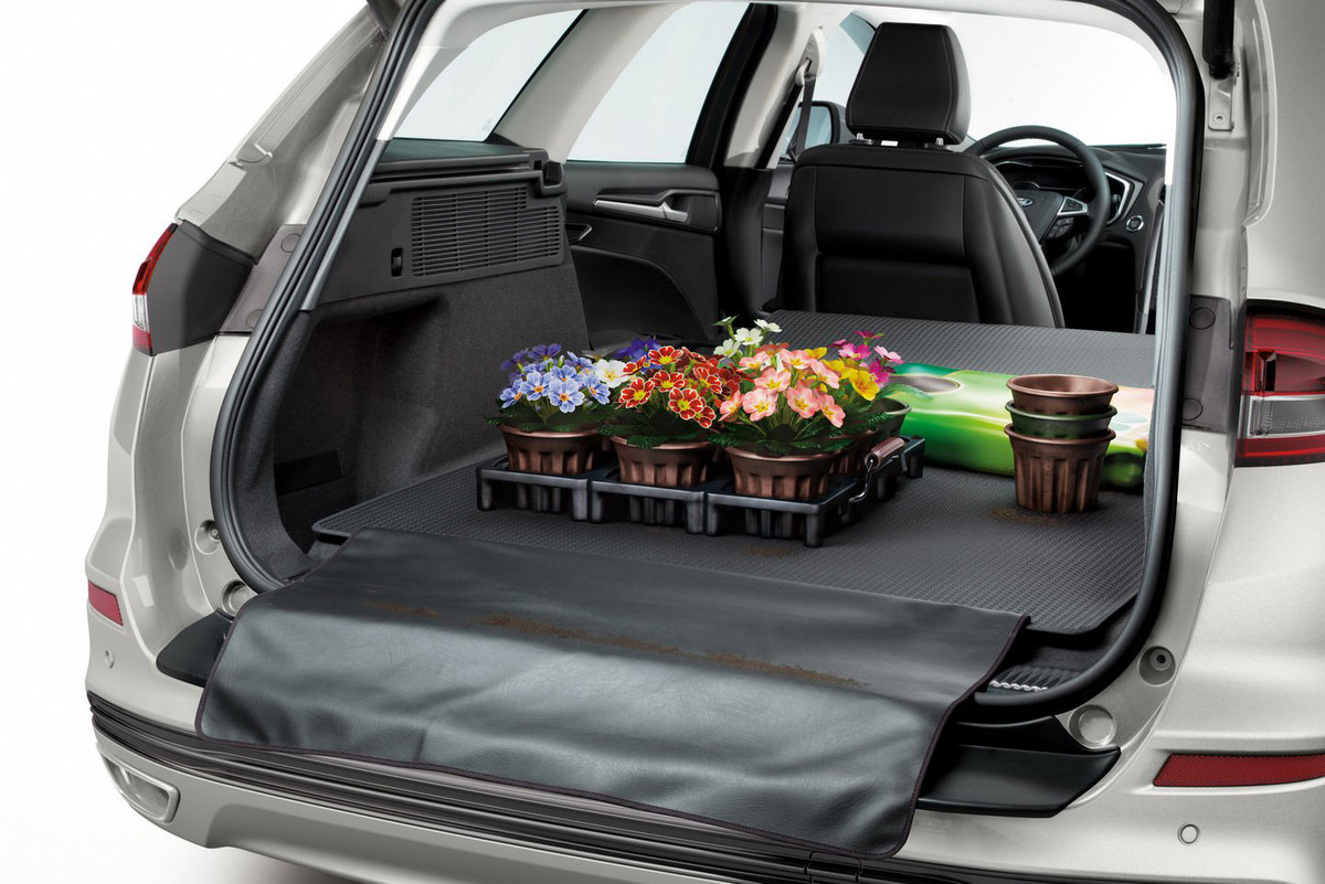 Phiên bản yếu nhất của động cơ này đi với hộp số sàn 6 cấp. Trong khi đó, 2 phiên bản còn lại đồng hành cùng hộp số tự động 8 cấp như đã nhắc ở trên. Khi mua Ford Mondeo 2020 máy dầu, khách hàng có thể chi thêm tiền cho hệ dẫn động 4 bánh toàn thời gian.