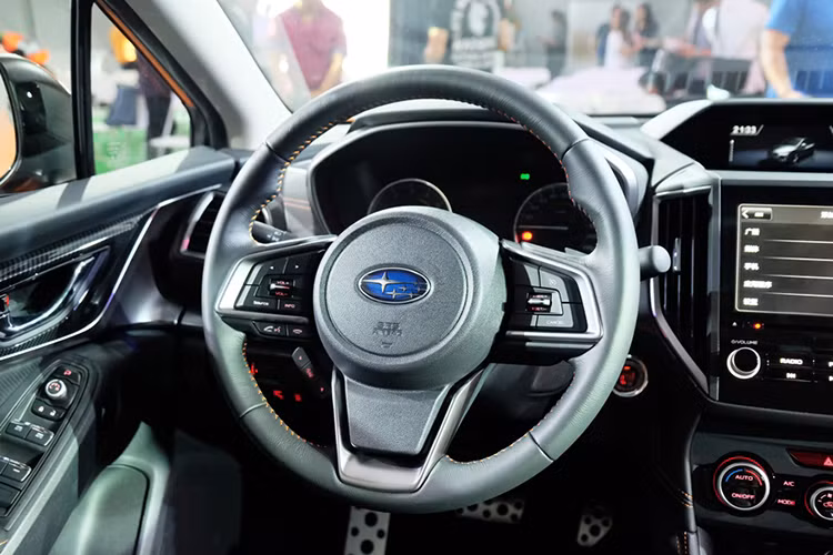 Vô lăng của xe được thiết kế dạng 3 chấu thể thao với logo Subaru chính giữa cùng đa dạng nút bấm. Hệ thống thông tin, giải trí của xe sử dụng CarPlay® của Apple cho phép người lái luôn được kết nối một cách an toàn. Ngoài ra, những tính năng khác như khả năng hiển thị toàn diện, không gian cabin khoang chứa đồ cũng được cải thiện.