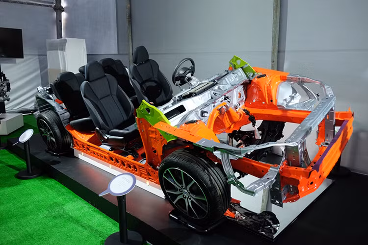 Theo kế hoạch dự kiến, Motor Image - nhà phân phối xe độc quyền Subaru tại 9 nước châu Á mới sẽ chính thức giới thiệu Subaru XV 2018 tại Việt Nam vào tháng 8 năm nay. Mẫu xe này được đánh giá là nằm cùng phân khúc với Honda HR-V, Mazda CX-3, Nissan X-trail…nhưng giá bán sẽ cao hơn so với các đối thủ.