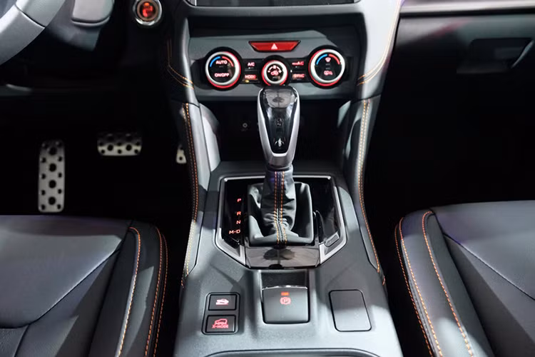 Hộp số tự động vô cấp Lineartronic cũng nhẹ hơn 7.8kg và giúp người lái kiểm soát tốt hơn khi so với thệ hệ trước và so với hộp số chế độ chuyển tự động (auto shift control) hoặc hộp số 07 cấp. Ngoài ra, xe vẫn sẽ có hệ dẫn động toàn thời gian AWD Symmetrical kết hợp chế độ kiểm soát khi xuống dốc X-Mode.