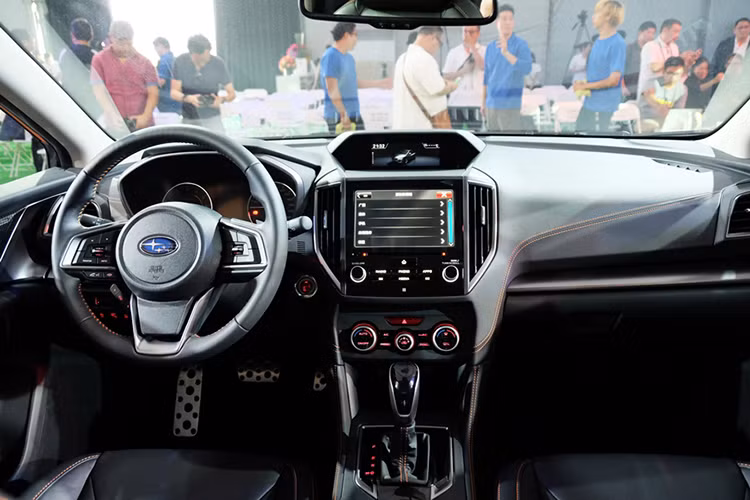 Về nội thất, xe sở hữu một màn hình trung tâm cảm ứng 8 inch, đi kèm với các chức năng thông tin giải trí và kết nối điện thoại... Ở phiên bản 2018 này, hãng đã tinh chỉnh lại bên trong khoang lái giúp xe trông rộng rãi và khoang hành lý cũng to hơn. Các đường chỉ khâu màu cam xuất hiện trên các chi tiết ở trên bảng điều khiển và các ghế ngồi.