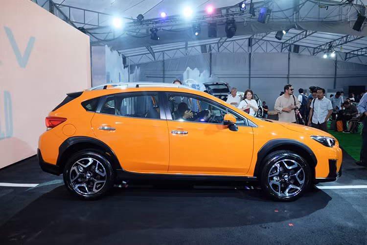 Subaru XV 2018 được áp dụng ngôn ngữ thiết kế “Dynamic X Solid” mới, tương tự như dòng Impreza Sedan và Impreza 5 cửa. Thiết kế này thể hiện rõ ràng nhất ở mặt trước xe. Bên cạnh đó, xe cũng được tích hợp họa tiết ánh sáng chữ C đặc trưng ở trước và sau xe. Lưới tản nhiệt lục giác với viền đen mờ sắc xảo và thiết kế la-zăng kiểu mới.