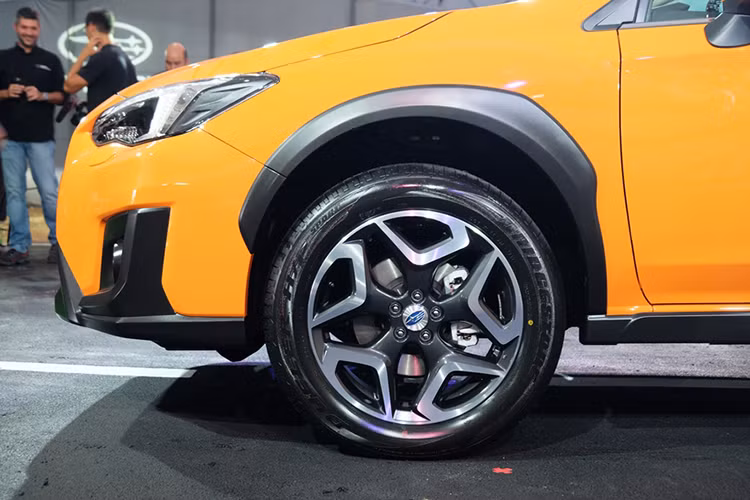 Với hệ thống khung gầm mới (Subaru Global Platform), phần thân và khung gầm có độ cứng hơn 70% so với những mẫu xe trước giúp làm giảm rung lắc thân xe, mang đến cho chuyến đi sự yên tĩnh và trơn tru hơn. Bên cạnh đó, mâm đen kiểu dáng hiện đại 18 inch với hai màu bạc và đen.