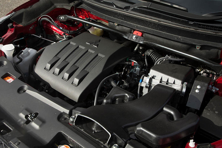 Theo hãng Mitsubishi, động cơ diesel của Eclipse Cross 2019 tiêu thụ lượng nhiên liệu trung bình 14,2 km/lít (tương đương 7 lít/100 km) theo tiêu chuẩn WLTC mới. Ngoài ra, hãng Mitsubishi cũng gọi đây là động cơ diesel sạch vì có hệ thống nước Urea Selective Catalytic Reduction (SCR) giúp giảm lượng khí CO2 phát thải xuống 182g/km.