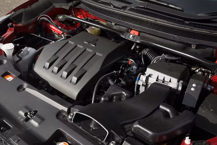 Theo hãng Mitsubishi, động cơ diesel của Eclipse Cross 2019 tiêu thụ lượng nhiên liệu trung bình 14,2 km/lít (tương đương 7 lít/100 km) theo tiêu chuẩn WLTC mới. Ngoài ra, hãng Mitsubishi cũng gọi đây là động cơ diesel sạch vì có hệ thống nước Urea Selective Catalytic Reduction (SCR) giúp giảm lượng khí CO2 phát thải xuống 182g/km.