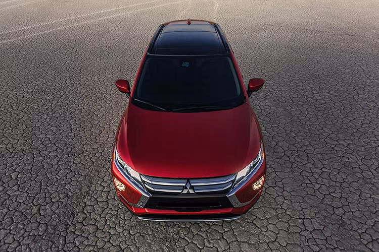 Phần đầu Mitsubishi Eclipse Cross 2019 mới thiết kế khá hầm hố với phần mái được làm vuốt cong ra phía sau. Lưới tản nhiệt có dạng miệng cười nối liền 2 cụm đèn pha sắc sảo tích hợp dải LED định vị. Bên cạnh đó đầu xe còn được tạo điểm nhấn với những đường viền kim loại mạ chrome tạo sự khỏe khoắn và đầm chắc.