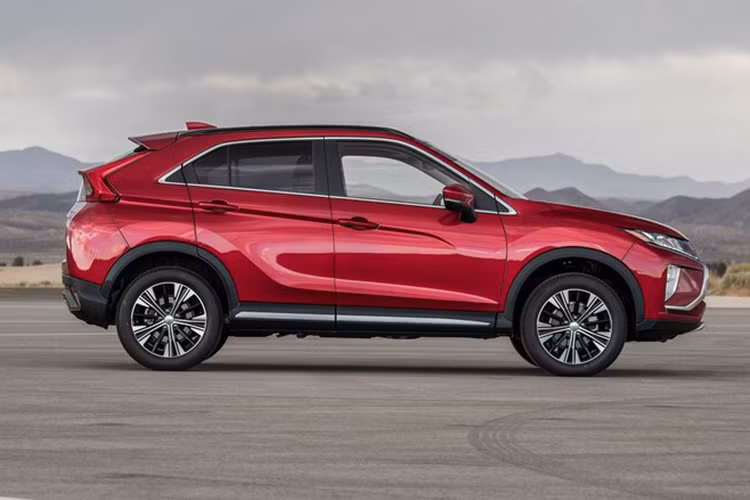 Eclipse Cross thế hệ mới sở hữu thiết kế trẻ trung theo ngôn ngữ Dynamic Shield đặc trưng của Mitsubishi, hướng đến nhóm khách hàng trẻ tuổi, năng động. Kiểu dáng lai coupecủa xe mang nhiều nét tương đồng với mẫu xe đang bán chạy hiện nay là C-HR của “đồng hương” Toyota.