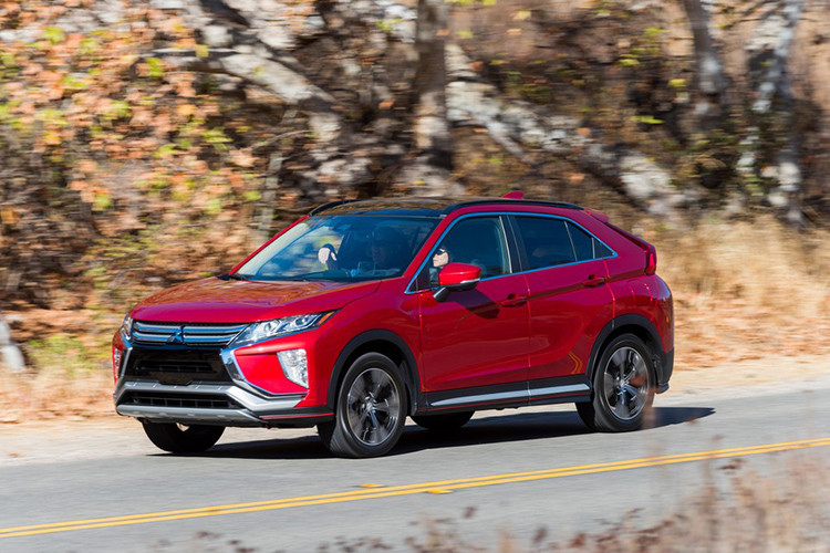 Tương tự phiên bản máy xăng, Mitsubishi Eclipse Cross 2019 máy dầu mới tại Nhật cũng có 4 bản trang bị là M, G, G Plus Package và Black Edition. Có mặt trên thị trường Nhật Bản từ ngày 13/6 vừa qua, giá xe Mitsubishi Eclipse Cross 2019 máy dầu dao động từ 3.061.800 - 3.424.680 Yên (khoảng 658 - 736 triệu đồng).