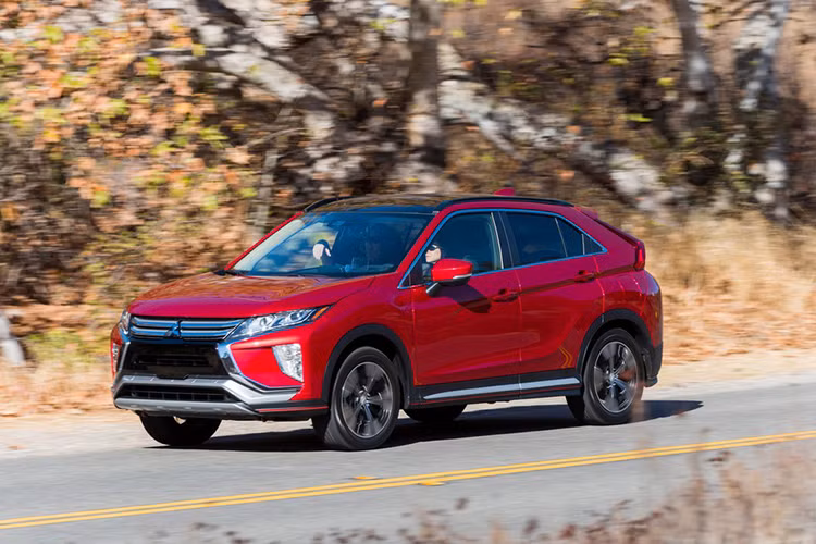 Tương tự phiên bản máy xăng, Mitsubishi Eclipse Cross 2019 máy dầu mới tại Nhật cũng có 4 bản trang bị là M, G, G Plus Package và Black Edition. Có mặt trên thị trường Nhật Bản từ ngày 13/6 vừa qua, giá xe Mitsubishi Eclipse Cross 2019 máy dầu dao động từ 3.061.800 - 3.424.680 Yên (khoảng 658 - 736 triệu đồng).
