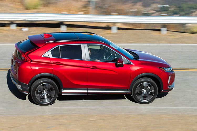 Bên cạnh động cơ diesel, Mitsubishi Eclipse Cross 2019 tại thị trường Nhật Bản còn có máy xăng 4 xi-lanh, tăng áp, phun nhiên liệu trực tiếp, dung tích 1,5 lít như trước đây. Động cơ này sản sinh công suất tối đa 150 mã lực tại tua máy 5.500 vòng/phút và mô-men xoắn cực đại 240 Nm tại dải tua máy 2.000 - 3.500 vòng/phút. Động cơ đồng hành cùng hộp số biến thiên vô cấp INVECS-III với hệ dẫn động 1 hoặc 2 cầu.