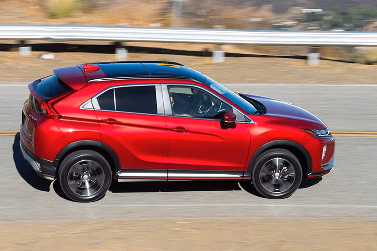 Bên cạnh động cơ diesel, Mitsubishi Eclipse Cross 2019 tại thị trường Nhật Bản còn có máy xăng 4 xi-lanh, tăng áp, phun nhiên liệu trực tiếp, dung tích 1,5 lít như trước đây. Động cơ này sản sinh công suất tối đa 150 mã lực tại tua máy 5.500 vòng/phút và mô-men xoắn cực đại 240 Nm tại dải tua máy 2.000 - 3.500 vòng/phút. Động cơ đồng hành cùng hộp số biến thiên vô cấp INVECS-III với hệ dẫn động 1 hoặc 2 cầu.