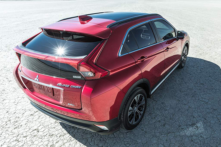 Nhìn từ bên sườn, Eclipse Cross sở hữu những đường gân dập nổi chạy từ cột A và hòa nhập vào vòm bánh sau. Đuôi xe cũng đậm chất thể thao với cụm đèn hậu thiết kế độc đáo vuốt dọc theo kính với dải LED ấn tượng. Cản sau cũng khá nổi bật với thanh kim loại được mạ sáng bóng, ,âm xe được thiết kế dạng mâm đúc với hai tông màu khá ấn tượng,...