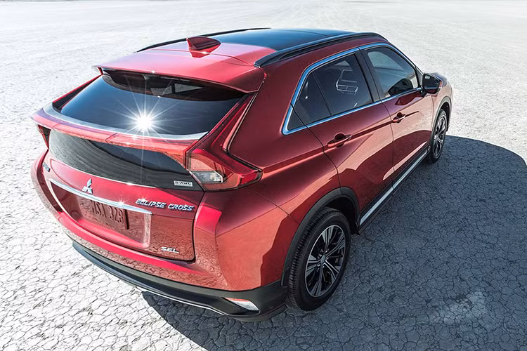 Nhìn từ bên sườn, Eclipse Cross sở hữu những đường gân dập nổi chạy từ cột A và hòa nhập vào vòm bánh sau. Đuôi xe cũng đậm chất thể thao với cụm đèn hậu thiết kế độc đáo vuốt dọc theo kính với dải LED ấn tượng. Cản sau cũng khá nổi bật với thanh kim loại được mạ sáng bóng, ,âm xe được thiết kế dạng mâm đúc với hai tông màu khá ấn tượng,...