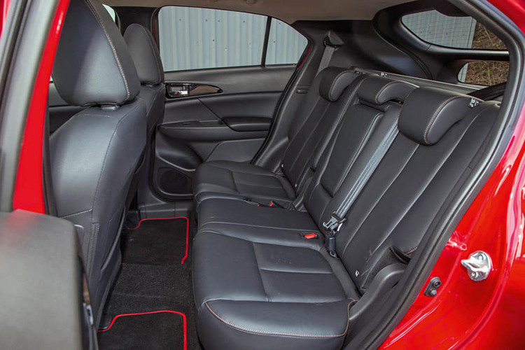 Điểm nhấn của Mitsubishi Eclipse Cross 2019 ở thị trường Nhật Bản chính là khối động cơ diesel DI-D 4 xi-lanh, dung tích 2,2 lít mới. Động cơ này tạo ra công suất tối đa 143 mã lực tại tua máy 3.500 vòng/phút và mô-men xoắn cực đại 380 Nm tại tua máy 2.000 vòng/phút. Sức mạnh được truyền tới cả 4 bánh thông qua hộp số tự động 8 cấp.