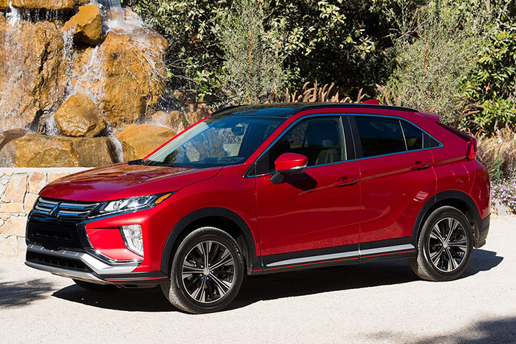 Mẫu xe Mitsubishi Eclipse Cross mới thuộc dòng crossover cỡ C đã lần đầu tiên trình làng vào năm 2017 như đối thủ của Honda CR-V, Mazda CX-5 và Nissan X-Trail. Mới đây, hãng Mitsubishi đã tung ra phiên bản 2019 của dòng xe 5 chỗ này tại thị trường quê nhà Nhật Bản.