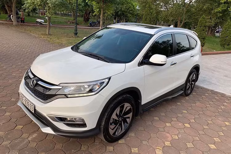 Mặc dù phiên bản mới của mẫu SUV Honda CR-V 2018 với 7 chỗ ngồi đã ra mắt thị trường Việt Nam vào cuối năm ngoái. Tuy nhiên trên thị trường xe cũ hiện nay, những chiếc Honda CR-V đời cũ bản 5 chỗ dành hco năm 2017 vẫn chưa hết "hot". Nhiều mẫu xe được chủ nhân bán lại với mức giá khá, thậm chí rất cao.