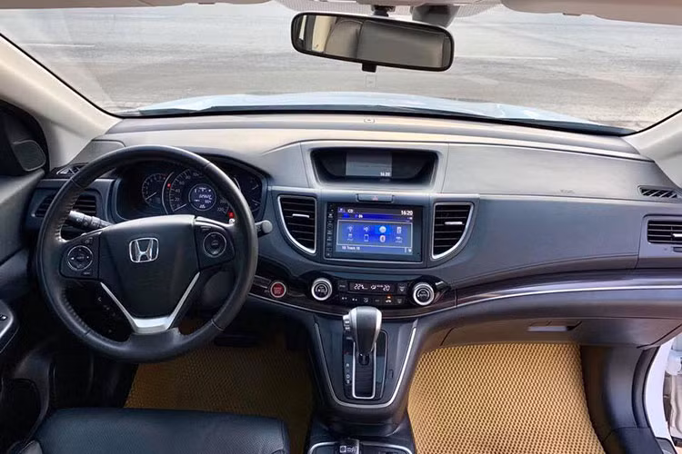 Ngoài những nét đáng chú ý ở ngoại thất, Honda CR-V còn gây chú ý với không gian cabin rộng rãi và thoải mái cùng hàng loạt các trang bị tiện ích tiên tiến. Một số trang bị điển hình có thể kể tới của CR-V gồm Chế độ hỗ trợ lái xe tiết kiệm nhiên liệu ECO assist, Màn hình cảm ứng 7-inch, khởi động bằng nút bấm và chìa khóa thông minh...
