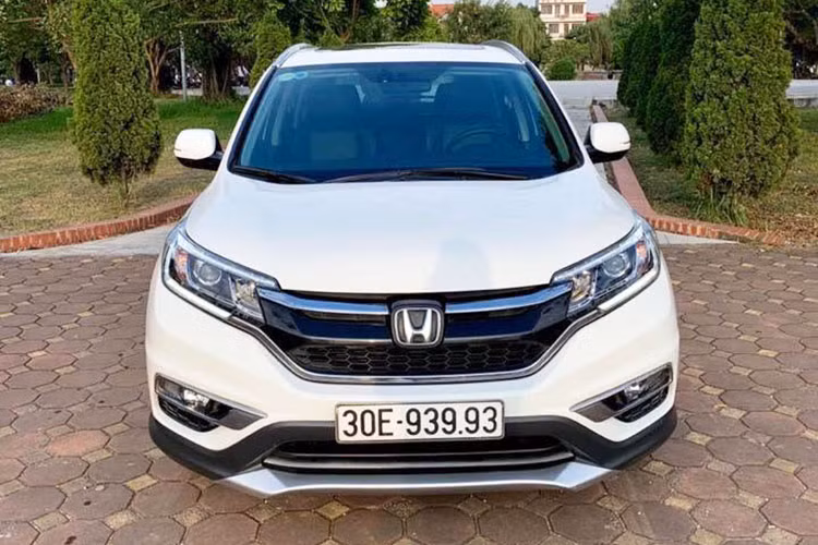 Đây là mẫu Honda CR-V thế hệ thứ 4 tại thị trường Việt Nam. Về tổng thể, Honda CR-V sở hữu nét thể thao, hiện đại và cao cấp ở cả nội thất và ngoại thất. Cụm đèn trước với điểm nhấn là dải đèn LED chạy ban ngày thiết kế sắc sảo nối liền với mặt ca lăng tạo nên diện mạo đầy cuốn hút.