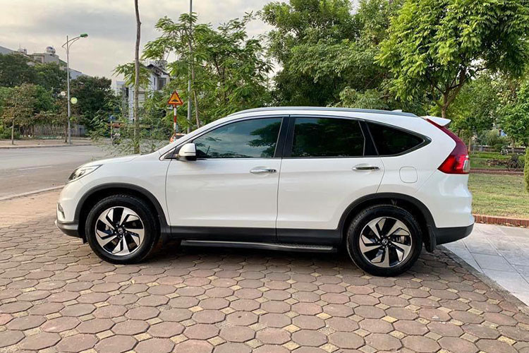 Mới đây, trên diễn đàn mua bán xe cũ xuất hiện một chiếc xe Honda CR-V 2017 2.4TG được chủ nhân rao bán với mức giá lên đến 1,1 tỷ đồng. Đáng chú ý, đây là phiên bản đời cũ chỉ sở hữu 5 chỗ ngồi. Nếu tính mức giá khấu hao thì chiếc xe này không bị lỗ, thậm chí vẫn lãi sau hơn 1 năm sử dụng - bởi thời điểm mới ra mắt xe có mức giá khoảng 1,158 tỷ đồng.
