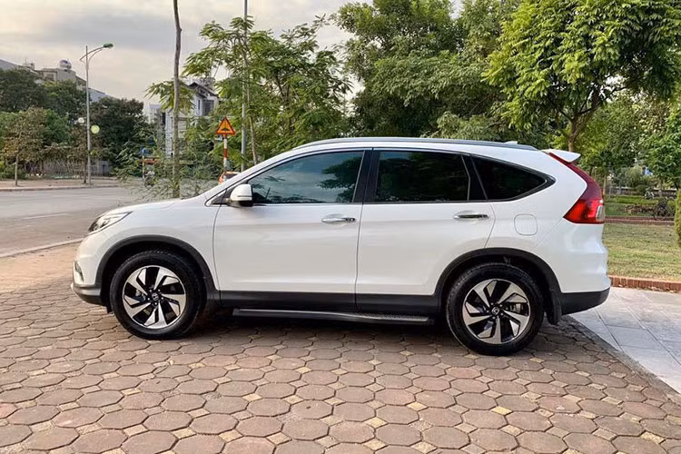 Mới đây, trên diễn đàn mua bán xe cũ xuất hiện một chiếc xe Honda CR-V 2017 2.4TG được chủ nhân rao bán với mức giá lên đến 1,1 tỷ đồng. Đáng chú ý, đây là phiên bản đời cũ chỉ sở hữu 5 chỗ ngồi. Nếu tính mức giá khấu hao thì chiếc xe này không bị lỗ, thậm chí vẫn lãi sau hơn 1 năm sử dụng - bởi thời điểm mới ra mắt xe có mức giá khoảng 1,158 tỷ đồng.
