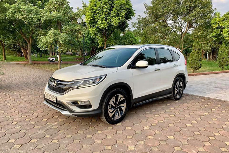 Được chào bán tại Hà Nội với mức giá hơn 1,1 tỷ đồng, chiếc xe Honda CR-V cũ này được xem là đắt hơn một chiếc xe CR-V đời mới 7 chỗ ngồi hiện nay. Cụ thể giá xe CR-V 2018 tại Việt Nam đang được bán ra chính hãng gồm 3 phiên bản là 1.5E, 1.5 G và 1.5 L có mức giá công bố lần lượt là 963 triệu, 1,013 tỷ và 1,083 tỷ đồng.