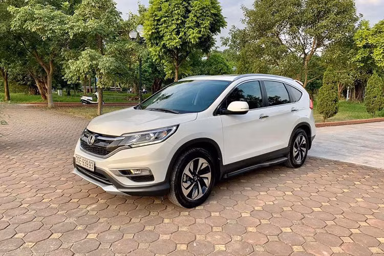Được chào bán tại Hà Nội với mức giá hơn 1,1 tỷ đồng, chiếc xe Honda CR-V cũ này được xem là đắt hơn một chiếc xe CR-V đời mới 7 chỗ ngồi hiện nay. Cụ thể giá xe CR-V 2018 tại Việt Nam đang được bán ra chính hãng gồm 3 phiên bản là 1.5E, 1.5 G và 1.5 L có mức giá công bố lần lượt là 963 triệu, 1,013 tỷ và 1,083 tỷ đồng.