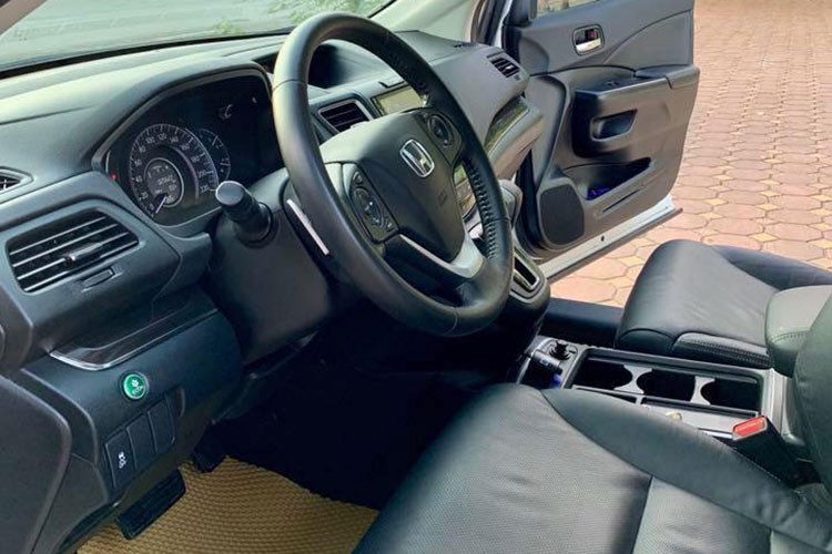 Ngoài ra CR-V 2.4 bản cao cấp đặc biệt còn có thể được trang bị các công nghệ điện tử an toàn hỗ trợ người lái hiện đại như hệ thống điều khiển hành trình thích ứng, hỗ trợ duy trì làn đường, phanh chống va chạm, cảnh báo va chạm sớm, cảnh báo chuyển làn đường và theo dõi làn đường.