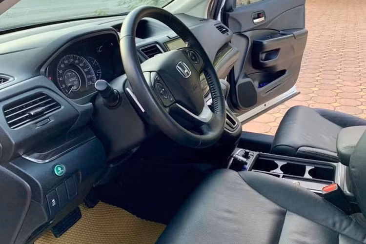 Ngoài ra CR-V 2.4 bản cao cấp đặc biệt còn có thể được trang bị các công nghệ điện tử an toàn hỗ trợ người lái hiện đại như hệ thống điều khiển hành trình thích ứng, hỗ trợ duy trì làn đường, phanh chống va chạm, cảnh báo va chạm sớm, cảnh báo chuyển làn đường và theo dõi làn đường.