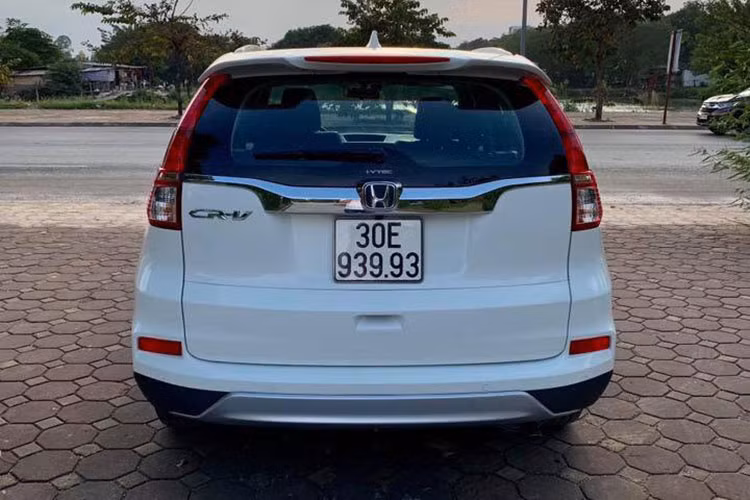 Thiết kế đuôi xe đậm chắc được điểm xuyết bởi thanh crôm dạng cánh chim độc đáo của Honda. Các chi tiết khác bao gồm; ốp gương chiếu hậu mạ chrome, nẹp trang trí thân xe, viền che mưa đen mờ, nẹp bước chân phát sáng chữ CR-V, cánh lướt gió đuôi xe tích hợp đèn phanh dạng LED, nẹp viền trang trí đuôi xe mạ chrome, chụp ống xả bảo vệ...