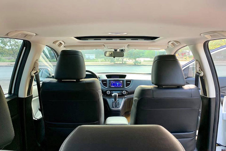 Tại thời điểm ra mắt tại thị trường Việt Nam - Honda CR-V 2017 được bán ra thị trường với 2 phiên bản chính là 2.0l, 2.4l và phiên bản CR-V 2.4 cao cấp mới. Phiên bản 2.0l của CR-V sử dụng động cơ xăng 4 xi-lanh thẳng hàng 2 lít SOHC, có công suất tối đa 155 mã lực.