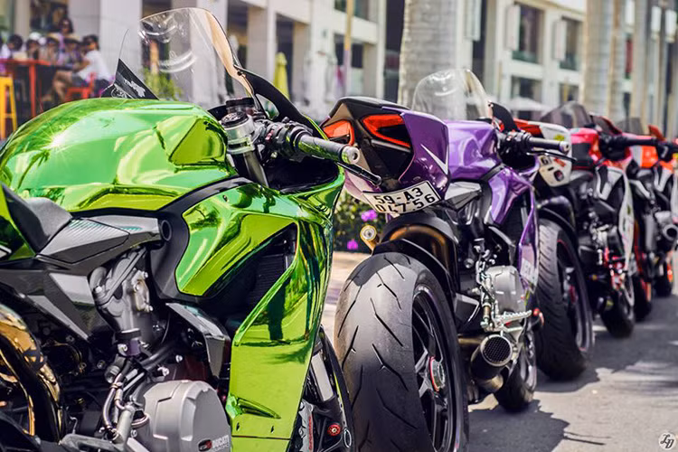 So với 848 EVO thì 899 Panigale có chỉ số sức mạnh vượt trội hơn hẳn khi tiền bối chỉ dừng lại ở 140 mã lực và 98 Nm.