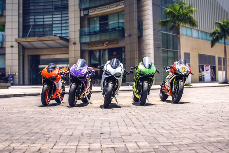 Dàn xe theo thứ tự từ trái qua phải: 899 cam, 899 tím chrome gắp đơn, 899 phiên bản Italia trắng, 899 chrome xanh và 1199s với dàn áo Tricolor.